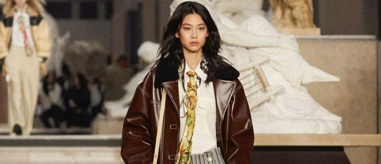 Звезда «Игры в Кальмара» Чон Хо Ен открыла показ Louis Vuitton в Лувре