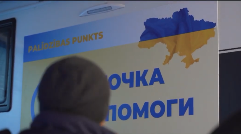 «Абсурд государственного масштаба»: прибывающие в Латвию украинские беженцы мерзнут на границе