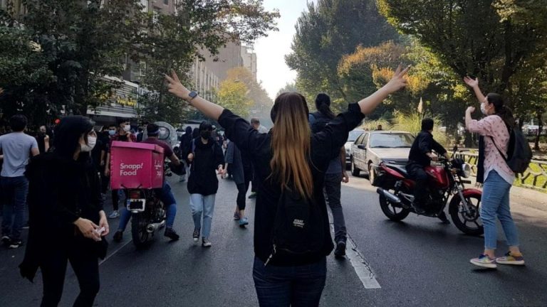 Ширятся протесты в Иране. К акциям присоединились школьницы