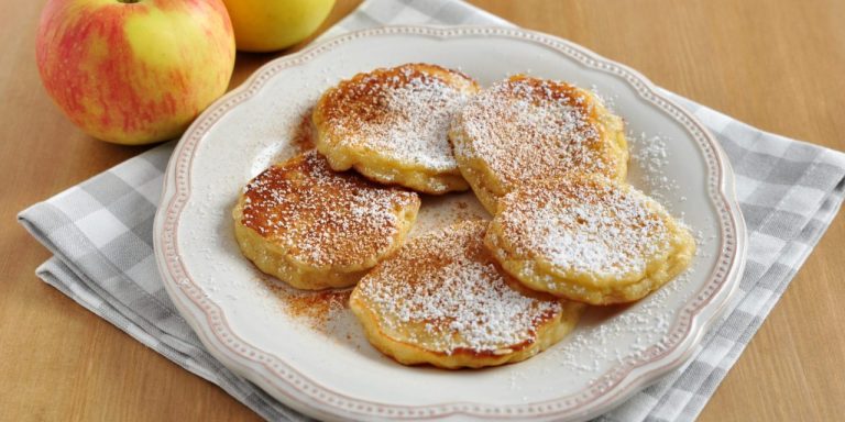 Простой и вкусный рецепт овсяных оладий с яблоком, где даже мука не нужна