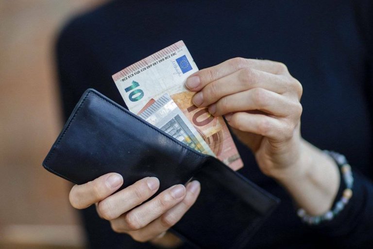 Сейм единогласно поддержал повышение минимальной заработной платы до 620 евро