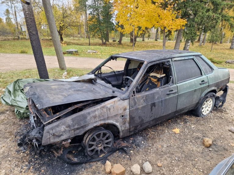 В Латгалии подожгли машины украинских беженцев и хозяина гостевого дома