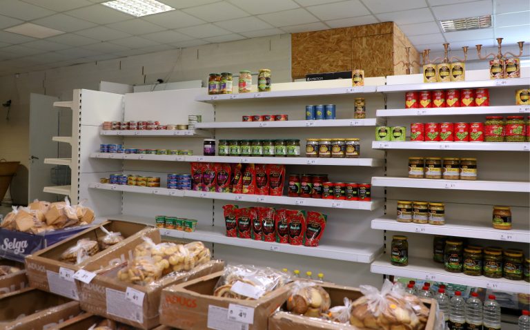 Счет увеличился с 2000 до 6000 евро: магазинчики в районах Латвии вынуждены закрываться