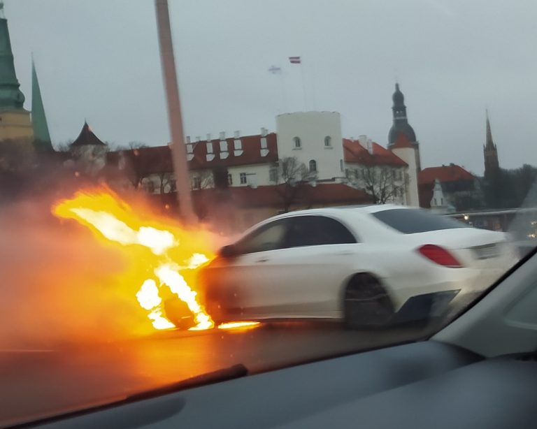 На Вантовом мосту в Риге загорелся Mercedes