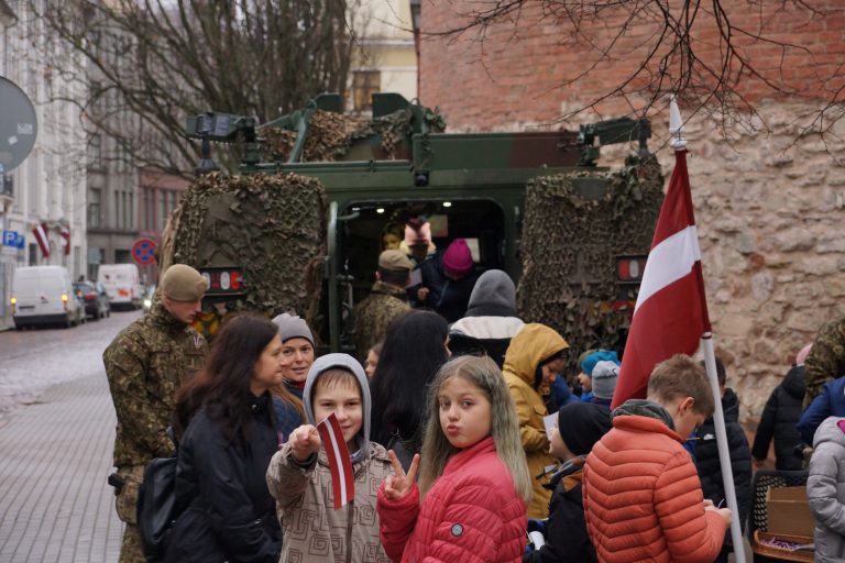 В честь Дня Лачплесиса в Риге демонстрируют военную технику НВС