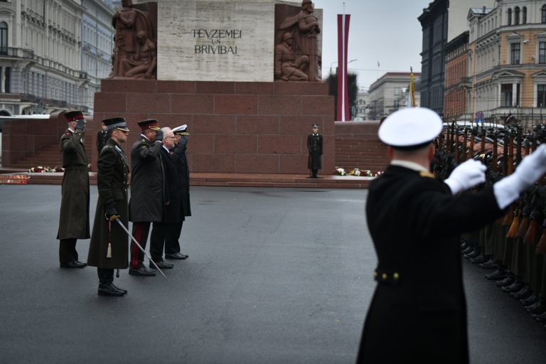 Эгилс Левитс принял участие в мероприятиях у памятника Свободы