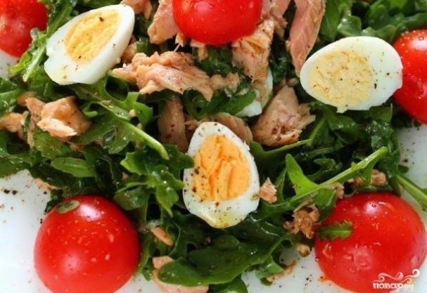 Салат с тунцом, рукколой и орехами: быстро и вкусно