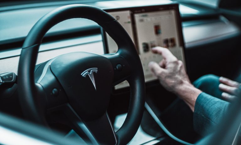 В Tesla появится возможность общаться через Zoom
