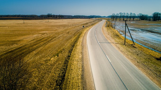 Из-за гололеда затруднено передвижение на западе Латвии