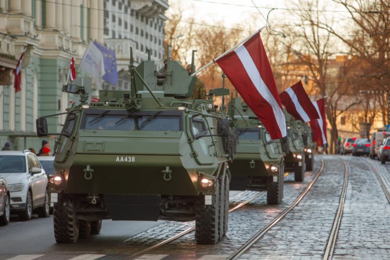 Военная техника, боевые корабли и залповый огонь - в Риге спустя два года пройдет парад