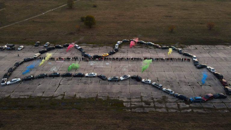 «Счастья и процветания!»: автолюбители поздравили Латвию с рождением
