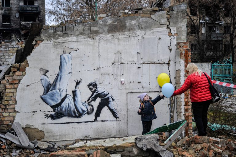 Бэнкси опубликовал видео, как создавал настенные рисунки в Украине