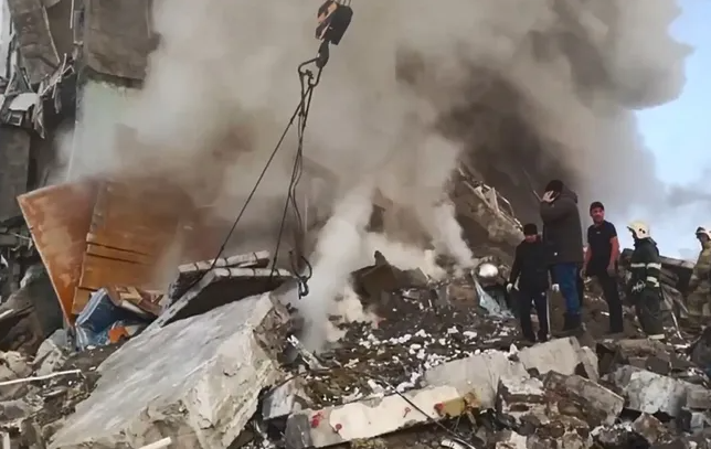 На Сахалине из-за взрыва газа обрушился подъезд пятиэтажного дома, погибли восемь человек