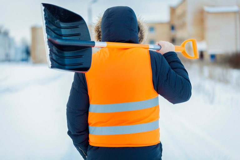 В Риге продолжается уборка проезжих частей и тротуаров от первого снега