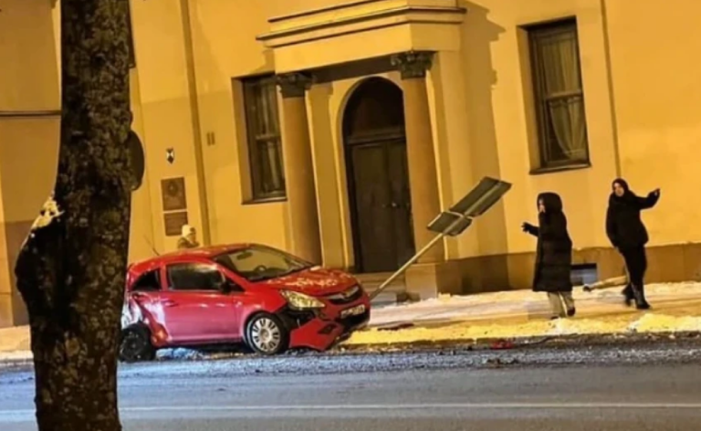 Троллейбус в Риге задел пять припаркованных автомобилей
