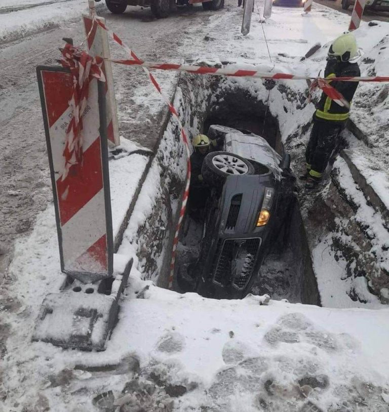 На Мукусалас машина влетела в ремонтную яму