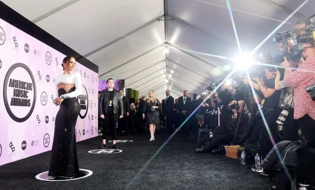 American Music Awards 2022: как звезды выглядели на красной дорожке