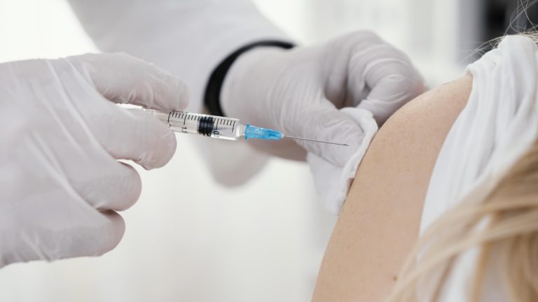 С сегодняшнего дня начинается бесплатная вакцинация от гриппа для детей и групп риска