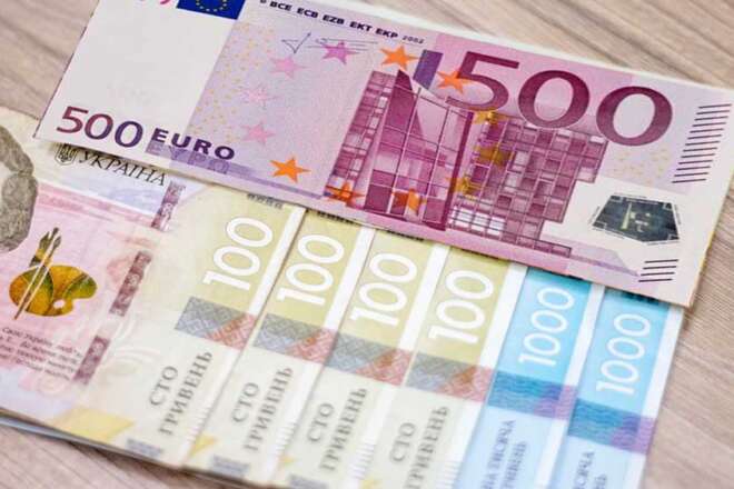 В ближайшее время Латвия прекратит менять гривны на евро
