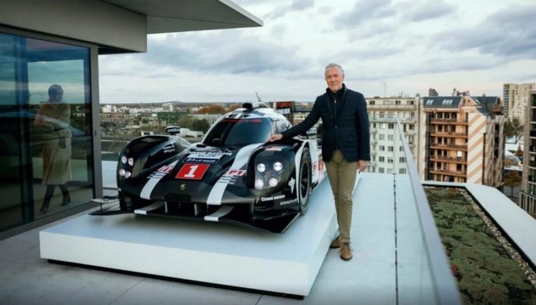 В Бельгии коллекционер краном поднял редкий Porsche на террасу своей квартиры