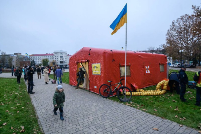 По всей Украине разворачивают «Пункты несокрушимости» — электричество, тепло, аптечка