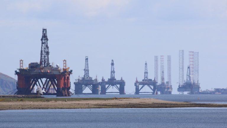 Евросоюз и G7 рассматривают потолок цен на российскую нефть в размере $60-70