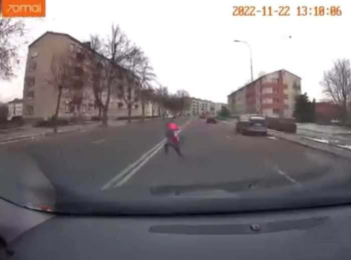 На волосок от трагедии! Ребенок внезапно стал перебегать дорогу, водитель еле остановился
