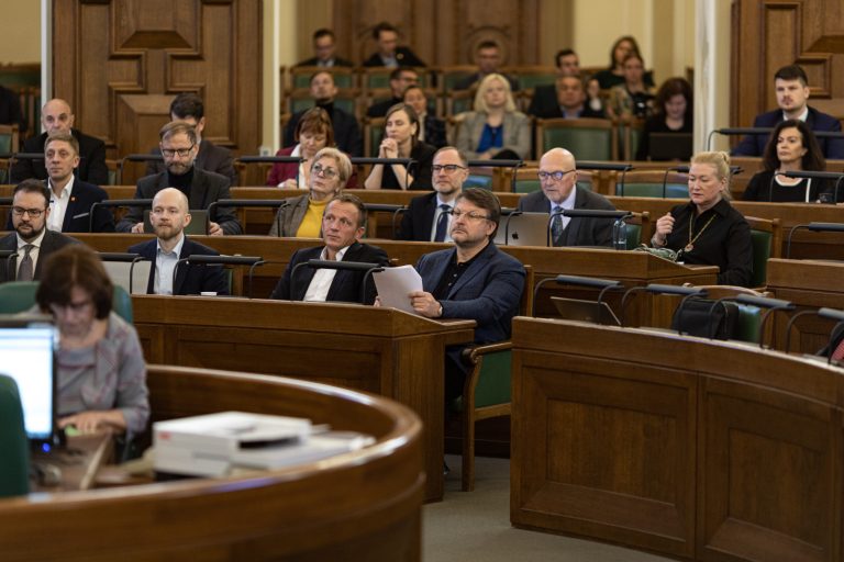 Юридическая комиссия Сейма отклонила поправки о вице-министрах и новом министерстве