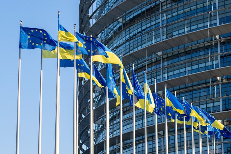 Европарламент одобрил 18 млрд евро помощи Украине