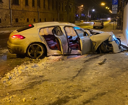 В Риге неизвестный водитель разбил Porsche и сбежал с места ДТП