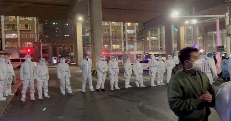 В Китае после пожара вспыхнули протесты против мер по COVID
