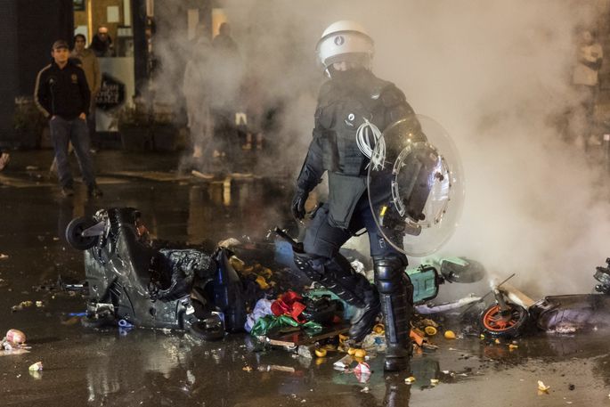 Сотни фанатов устроили беспорядки в Брюсселе после поражения Бельгии от Марокко