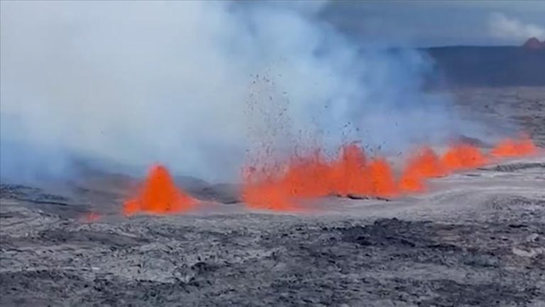 На Гавайях началось извержение самого крупного в мире вулкана Мауна-Лоа