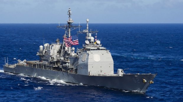 Пекин заявил о незаконном вторжении ракетного крейсера США в китайские воды