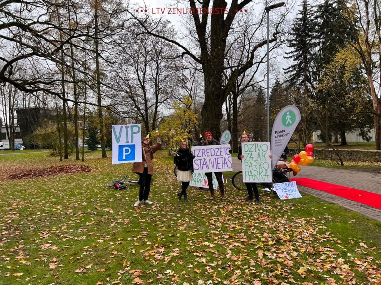 Парковка для избранных?! В парке Кронвалда активисты требуют ликвидировать автостоянку