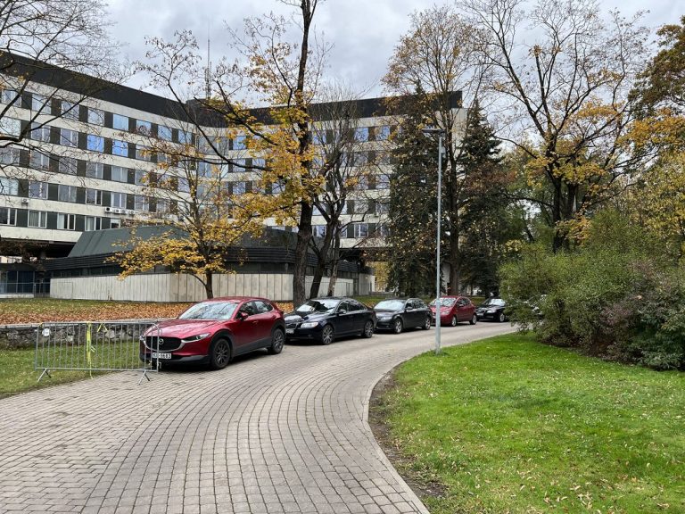 Рижская дума закроет «парковку для избранных» в парке Кронвалда