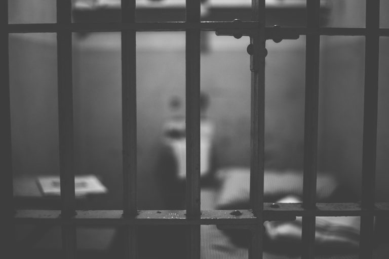 Зарезал знакомого, а тело сбросил с 9 этажа — жителя Риги приговорили к 19 годам тюрьмы