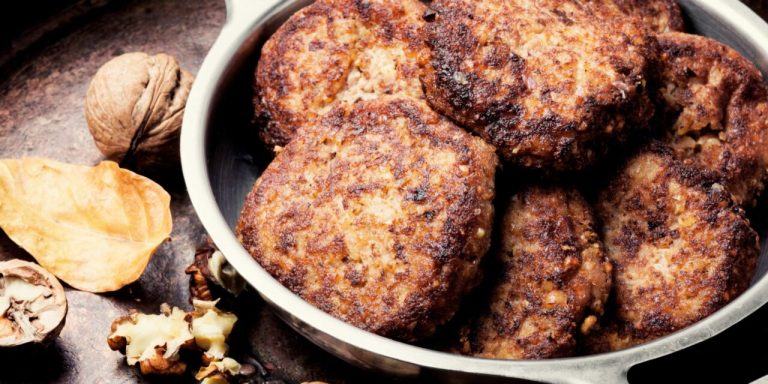 Внезапно: рецепт мясных котлет с грецкими орехами и сыром