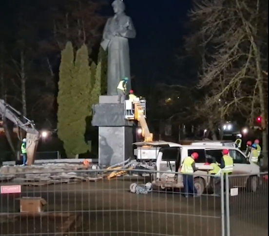 В Резекне начался снос советского памятника