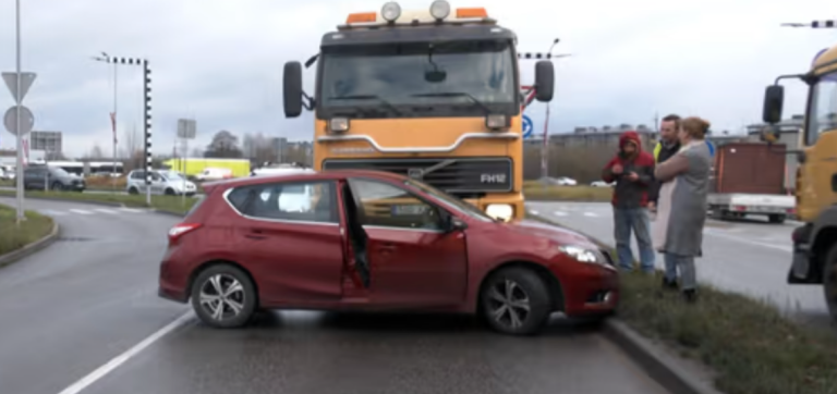 Грузовик на кругу в Дрейлини зажал легковой автомобиль и протащил его несколько метров