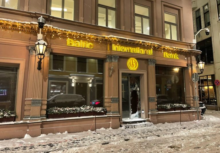 В здание Baltic International Bank в Старой Риге ворвался спецназ; проходят обыски