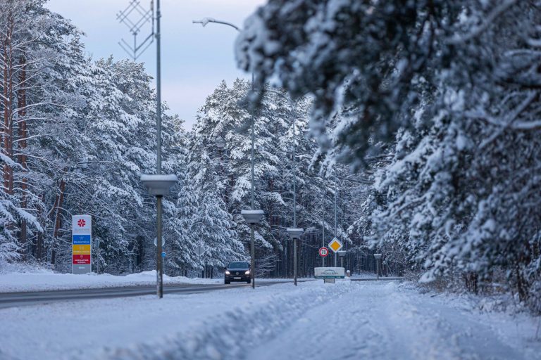 Из-за снега дорожные условия по всей стране продолжают осложняться