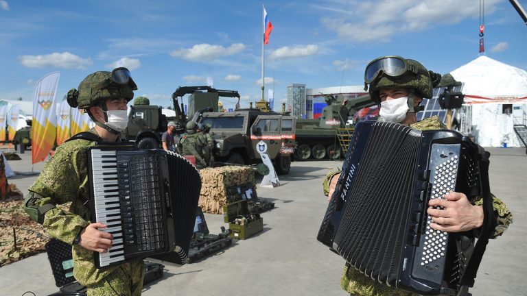 В Петербурге от горожан требуют сдать баяны и балалайки для мобилизованных