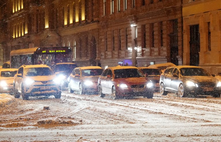 Ночью снегопад продолжится. На дорогах Латвии образуются заносы