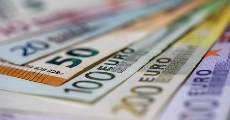 С 2023 года минимальная зарплата в Латвии повысится до 620 евро