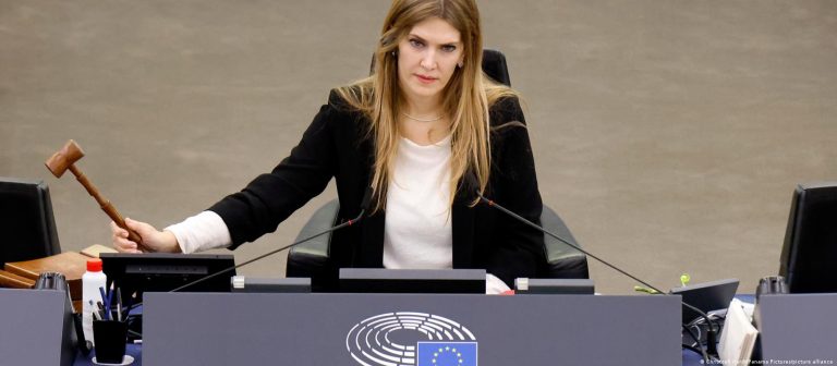 Европарламент снял с поста вице-председателя, подозреваемую в коррупции