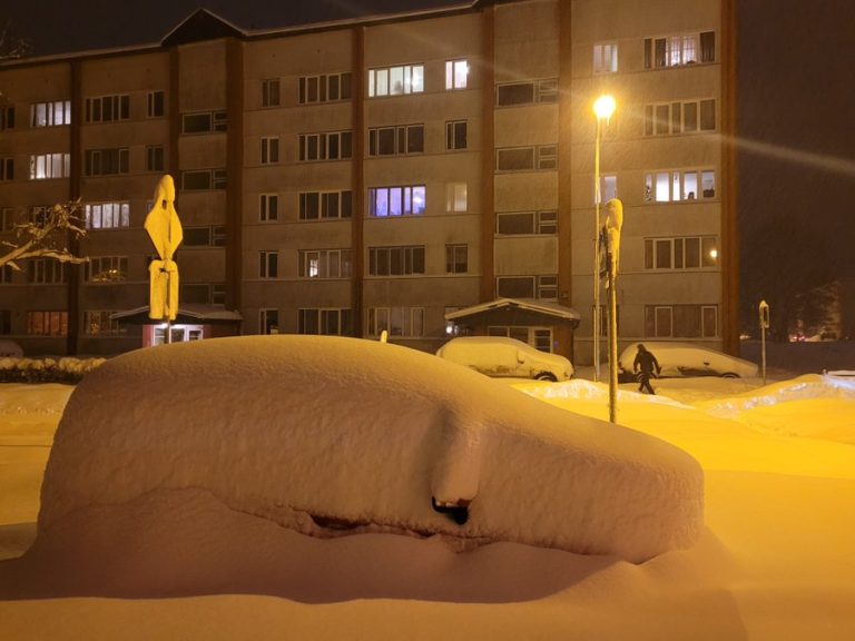 В среду в Курземе и Видземе также будет обильный снегопад, а местами — дождь и град