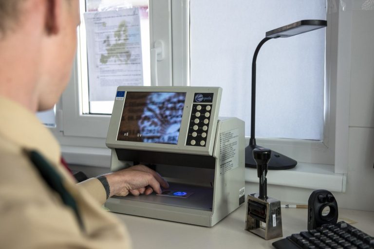 Гражданин Украины оштрафован на 2000 евро за въезд в Латвию с поддельными документами