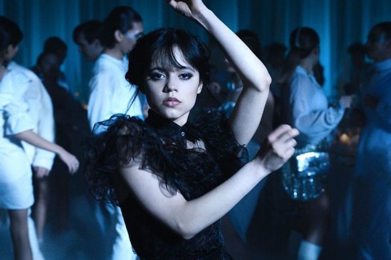 Как создавалась комната Уэнздей Аддамс из нашумевшего сериала? Дизайнер раскрыл секреты