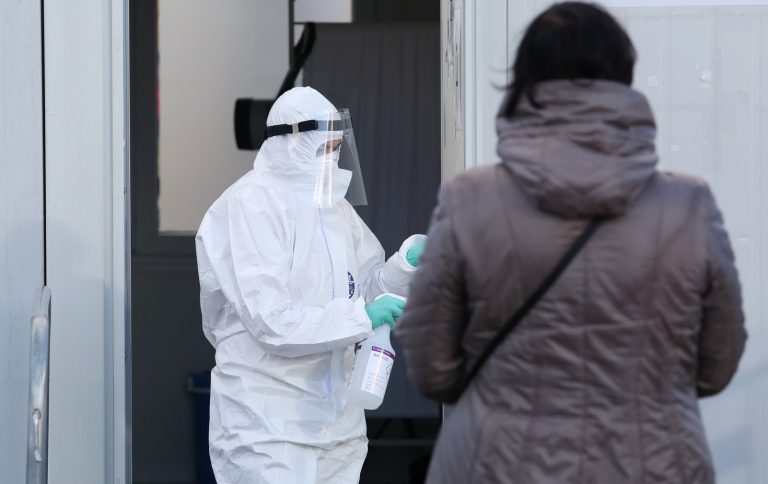 За сутки в Латвии выявлено 503 новых случая Covid-19
